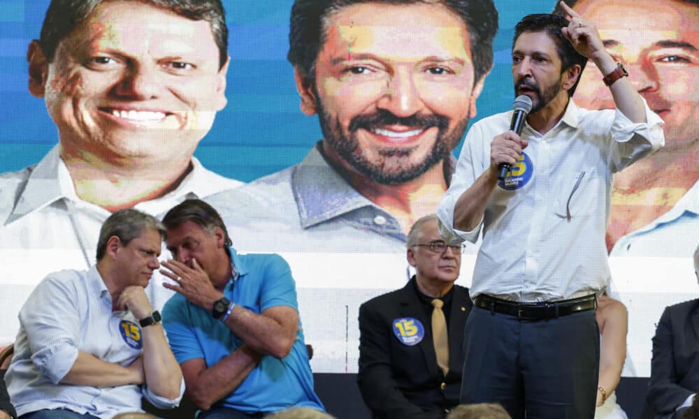 El alcalde de Sao Paulo y candidato a la reelección, Ricardo Nunes (d), habla durante un acto de campaña acompañado por el expresidente ultraderechista brasileño Jair Bolsonaro (2019-2022) (2i) y el gobernador del estado de Sao Paulo, Tarcísio de Freitas (i), en Sao Paulo (Brasil). EFE/ Sebastiao Moreira