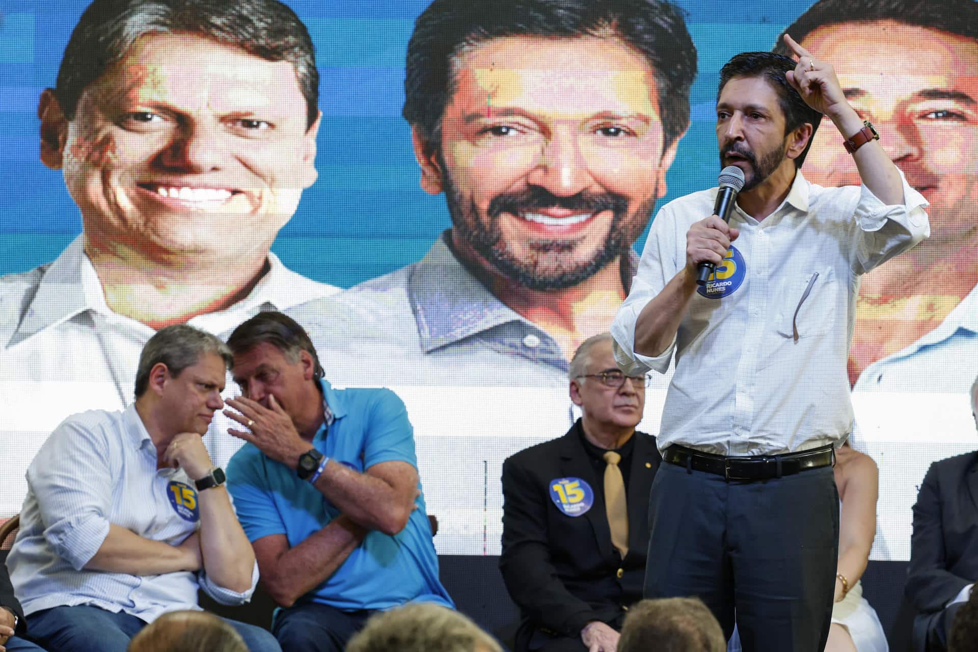 El alcalde de Sao Paulo y candidato a la reelección, Ricardo Nunes (d), habla durante un acto de campaña acompañado por el expresidente ultraderechista brasileño Jair Bolsonaro (2019-2022) (2i) y el gobernador del estado de Sao Paulo, Tarcísio de Freitas (i), en Sao Paulo (Brasil). EFE/ Sebastiao Moreira