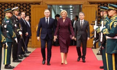 El presidente polaco, Andrzej Duda (izq.), y su esposa, Agata Kornhauser-Duda, llegan a la base aérea de Seúl en Seongnam, Corea del Sur, el 22 de octubre de 2024 (publicado el 23 de octubre de 2024). EFE/EPA/YONHAP SOUTH KOREA OUT