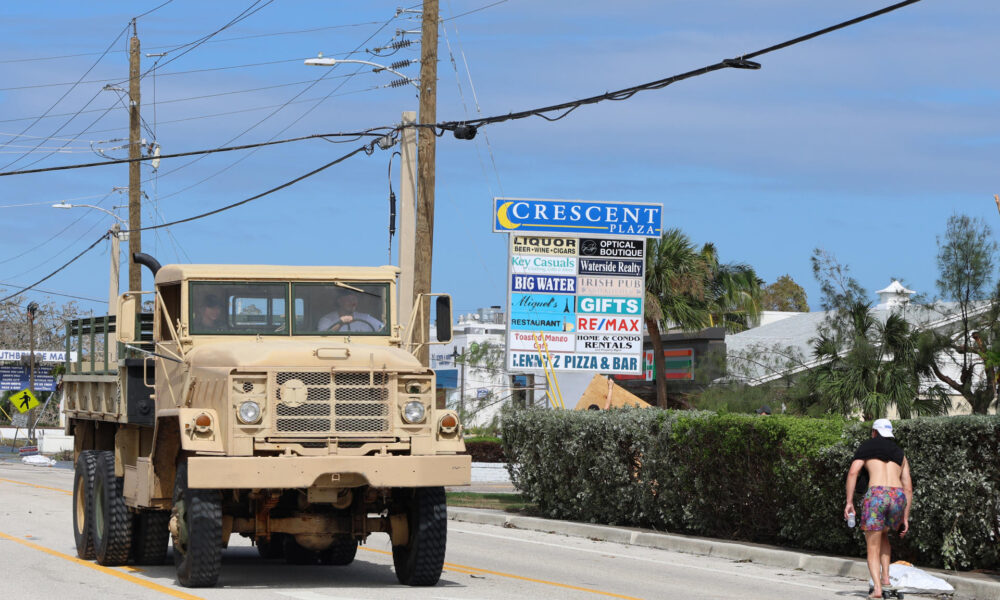 Un vehículo de la Guardia Nacional estadounidense llega para ayudar en las labores de recuperación después del paso del huracán Milton en Sarasota, Florida (EE.UU.). EFE/Octavio Guzmán