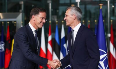 Imagen de Mark Rutte (L) que sucede a Jens Stoltenberg al frente de la OTAN. EFE/EPA/OLIVIER HOSLET