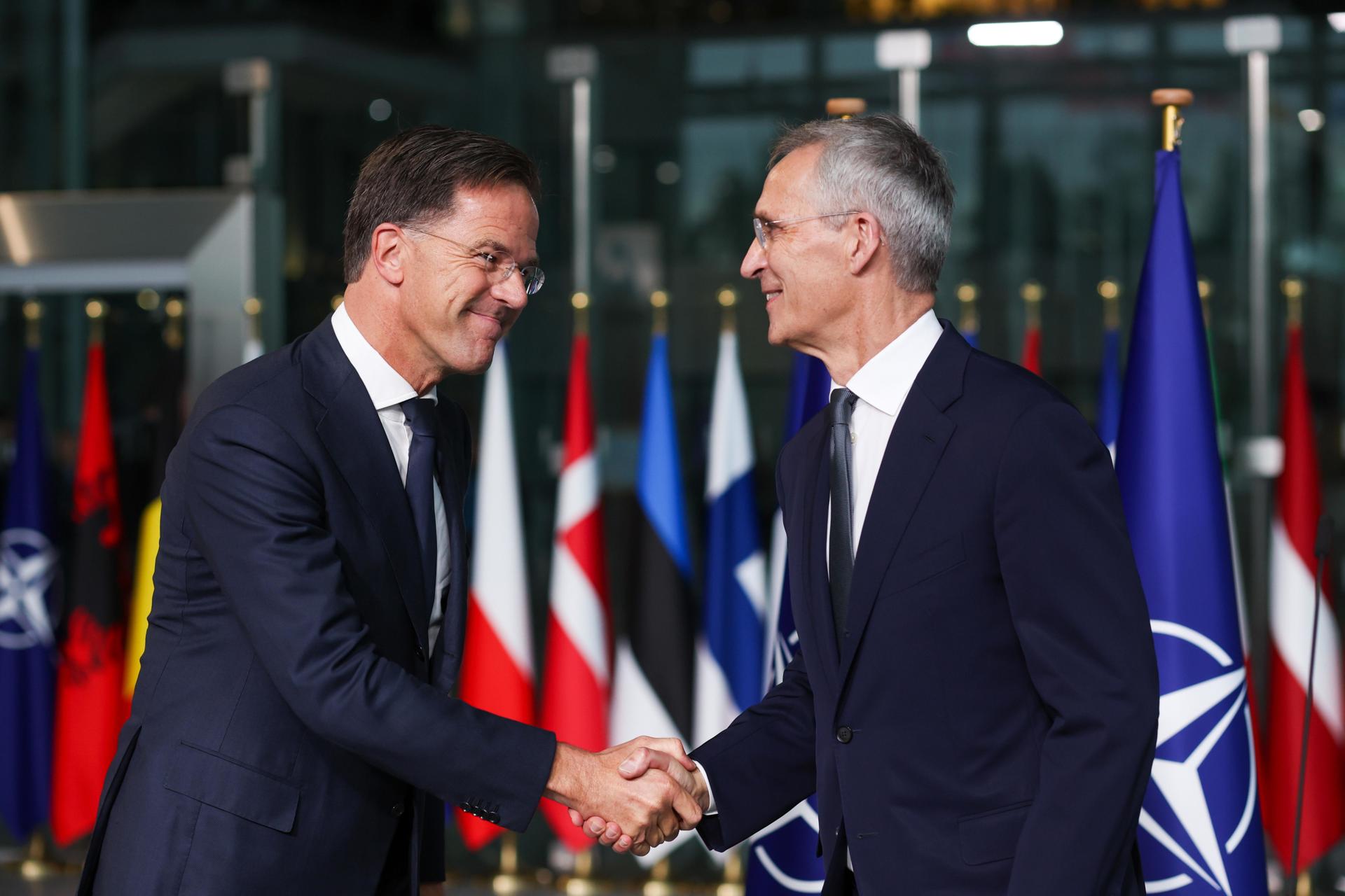 Imagen de Mark Rutte (L) que sucede a Jens Stoltenberg al frente de la OTAN. EFE/EPA/OLIVIER HOSLET