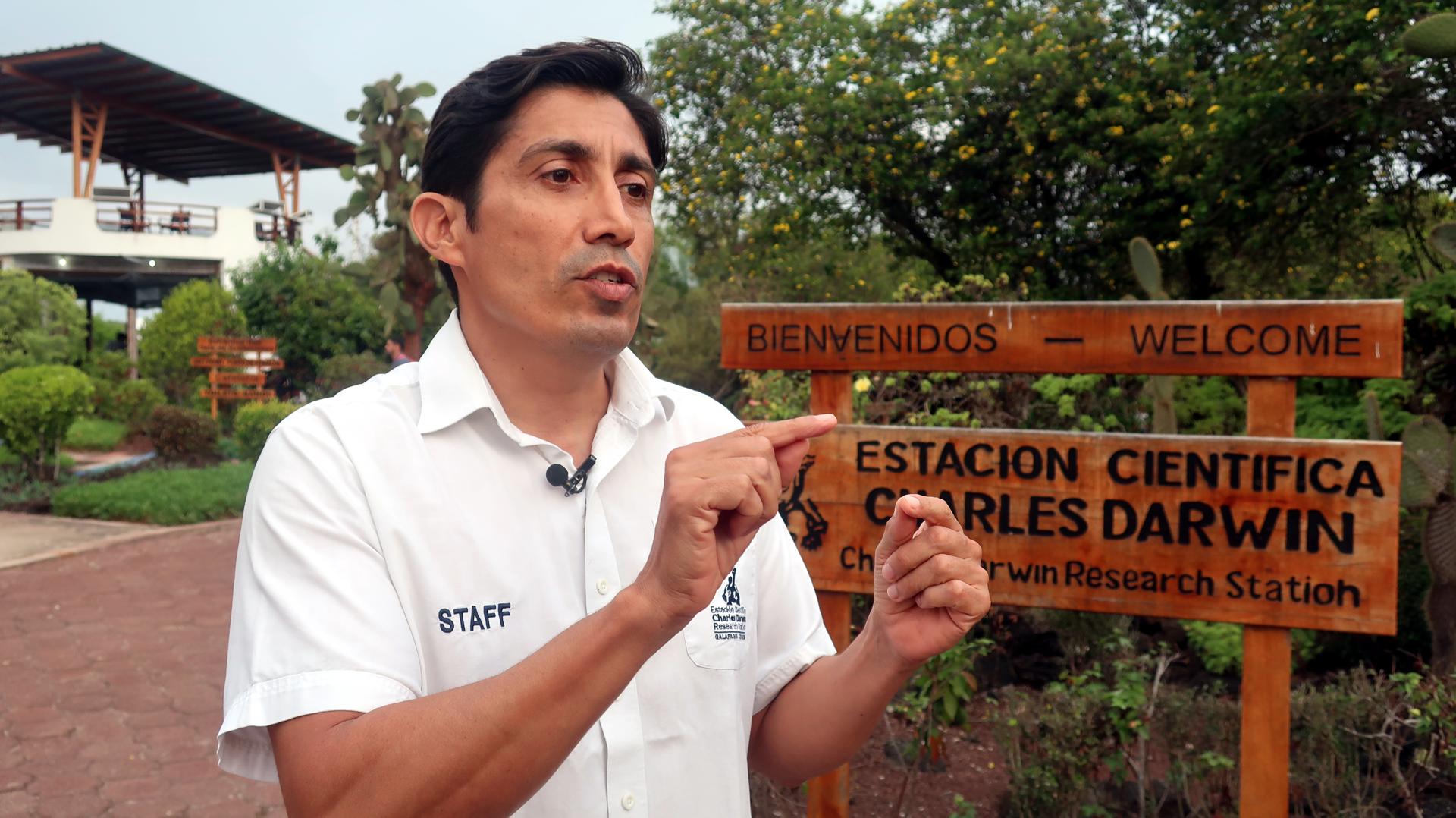 Fotografía del 11 de septiembre de 2024 del investigador científico senior de la Fundación Charles Darwin, Gustavo Jiménez, en una entrevista con EFE, en las Islas Galápagos (Ecuador). En las islas Galápagos, a unos mil kilómetros de las costas continentales de Ecuador, la vida silvestre florece en un entorno único y prístino, un paraíso natural en el que, por otra parte, ocurre la muerte silenciosa de cientos de aves al ser atropelladas por vehículos en la carretera. EFE/ Juan Francisco Chávez