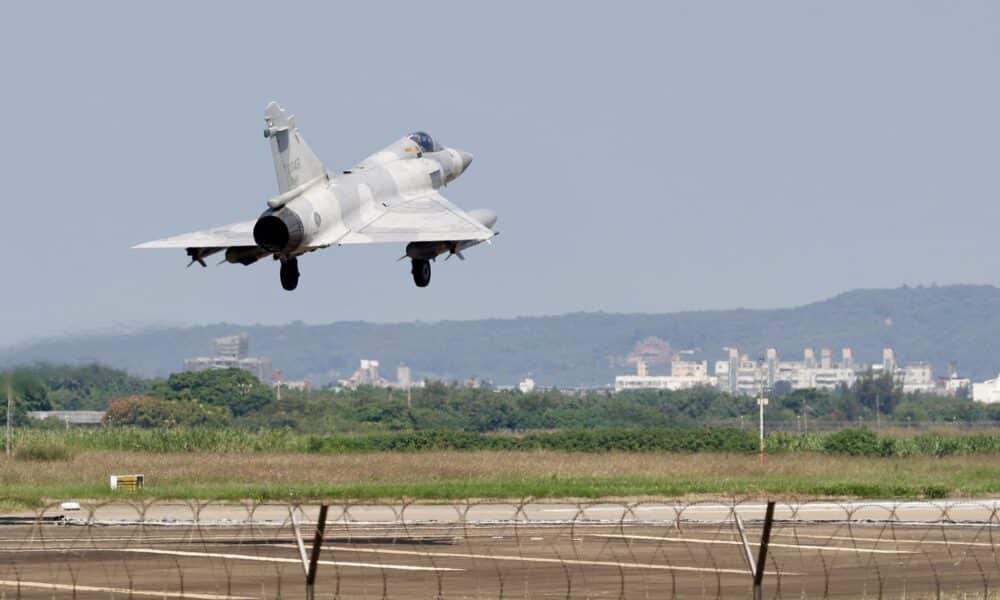 Un avión de combate Mirage 2000 de la Fuerza Aérea de Taiwán realiza una aproximación para aterrizar dentro de la base aérea de Hsinchu, Taiwán, el 14 de octubre de 2024. EFE/EPA/RITCHIE B. TONGO