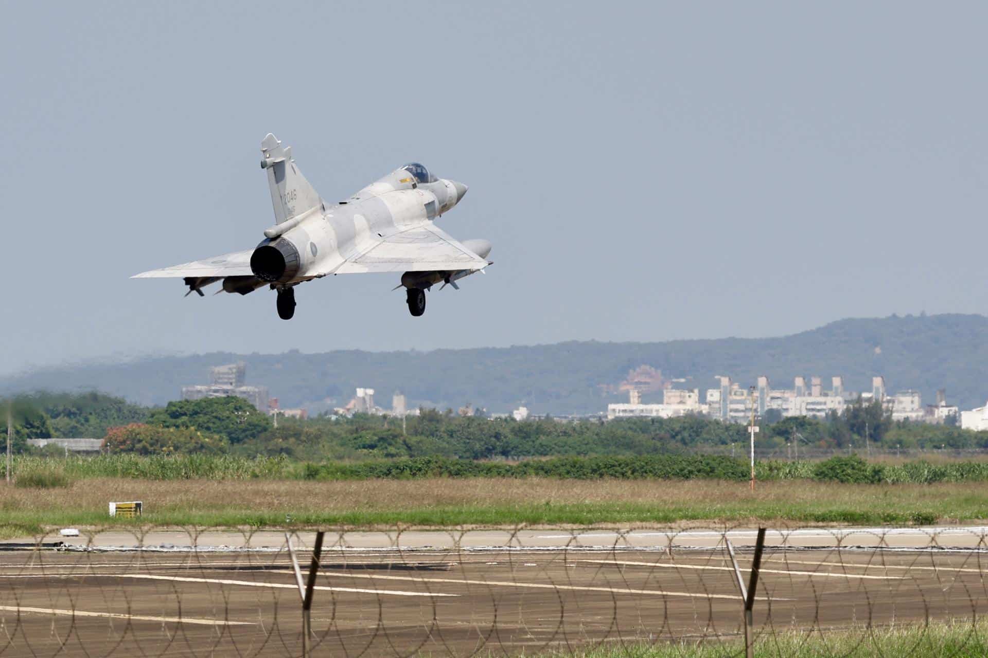 Un avión de combate Mirage 2000 de la Fuerza Aérea de Taiwán realiza una aproximación para aterrizar dentro de la base aérea de Hsinchu, Taiwán, el 14 de octubre de 2024. EFE/EPA/RITCHIE B. TONGO