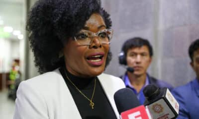 La asambleísta Paola Cabezas habla con la prensa tras el juicio político a la ministra del Interior de Ecuador, Mónica Palencia, este miércoles, en la Asamblea Nacional (Parlamento), en Quito (Ecuador). EFE/José Jácome