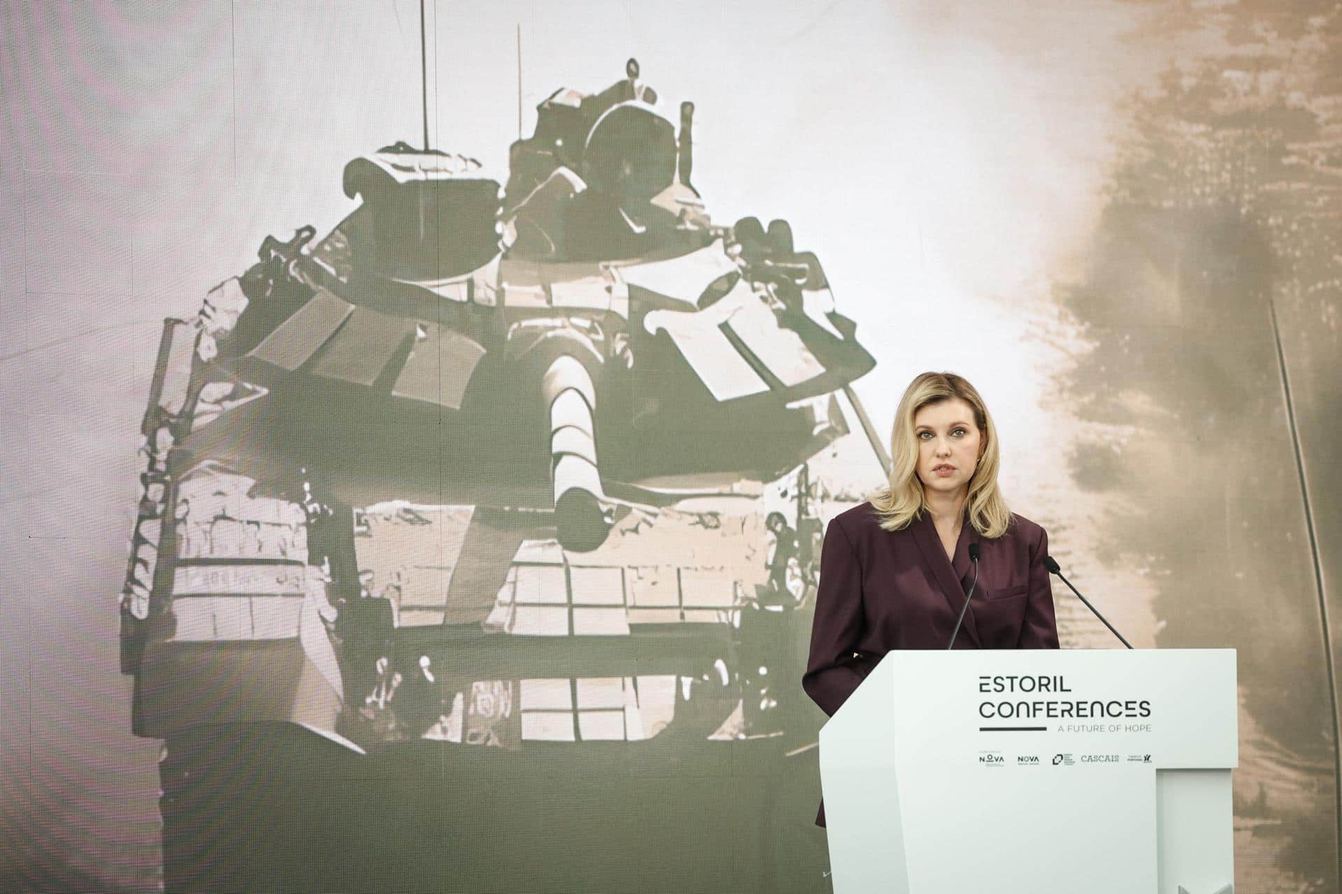 Olena Zelenska, esposa del presidente de Ucrania, Volodymyr Zelenskyy, pronuncia su discurso en la sesión inaugural de la 9ª edición de las Conferencias de Estoril, en el Campus Carcavelos de NOVA SBE, en Oeiras, Portugal, el 24 de octubre de 2024. Esta edición se desarrolla bajo el tema ‘Tiempo de repensar’, un diálogo hacia la acción colectiva para superar los desafíos globales más urgentes. Paz, Políticas, Planeta, Inteligencia Artificial y Tecnología y Longevidad son los cinco pilares que guían la reflexión de los numerosos líderes nacionales e internacionales presentes. (Zelenski, Ucrania) EFE/EPA/ANTONIO PEDRO SANTOS