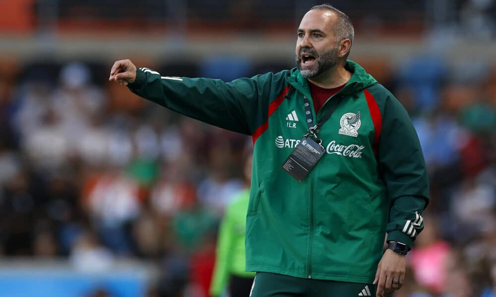 El entrenador de México Pedro López Ramos dirige en un partido amistoso entre la selección femenina de México y Houston Dash en el estadio Shell Energy, en Houston, Texas (EEUU). Imagen de archivo. EFE/ Aaron M. Sprecher