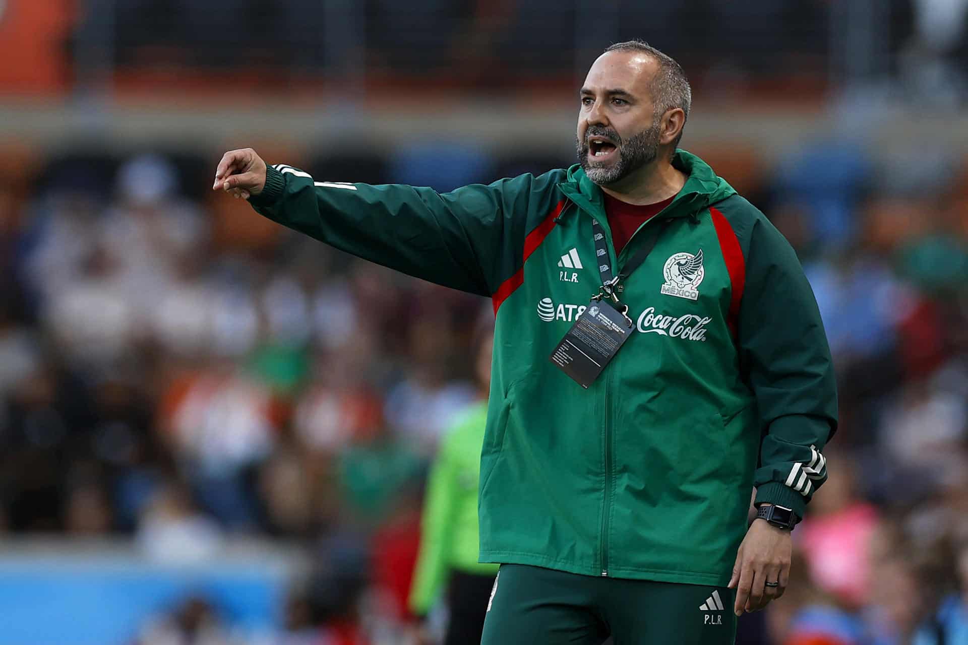 El entrenador de México Pedro López Ramos dirige en un partido amistoso entre la selección femenina de México y Houston Dash en el estadio Shell Energy, en Houston, Texas (EEUU). Imagen de archivo. EFE/ Aaron M. Sprecher