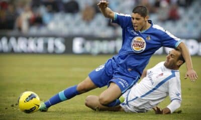 El centrocampista marroquí del Getafe Abdel Barrada (i) lucha por un balón con el jugador del Granada Moisés Hurtado, en una foto de archivo. EFE/Emilio Naranjo