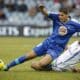 El centrocampista marroquí del Getafe Abdel Barrada (i) lucha por un balón con el jugador del Granada Moisés Hurtado, en una foto de archivo. EFE/Emilio Naranjo