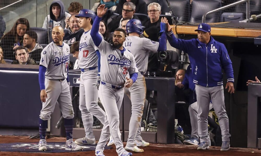 El banco de los Dodgers de Los Angeles celebra un sencillo impulsador de Enrique Hernandez ante los Yanquis de Nueva York durante el tercer juego de la Serie Mundial. EFE/SARAH YENESEL