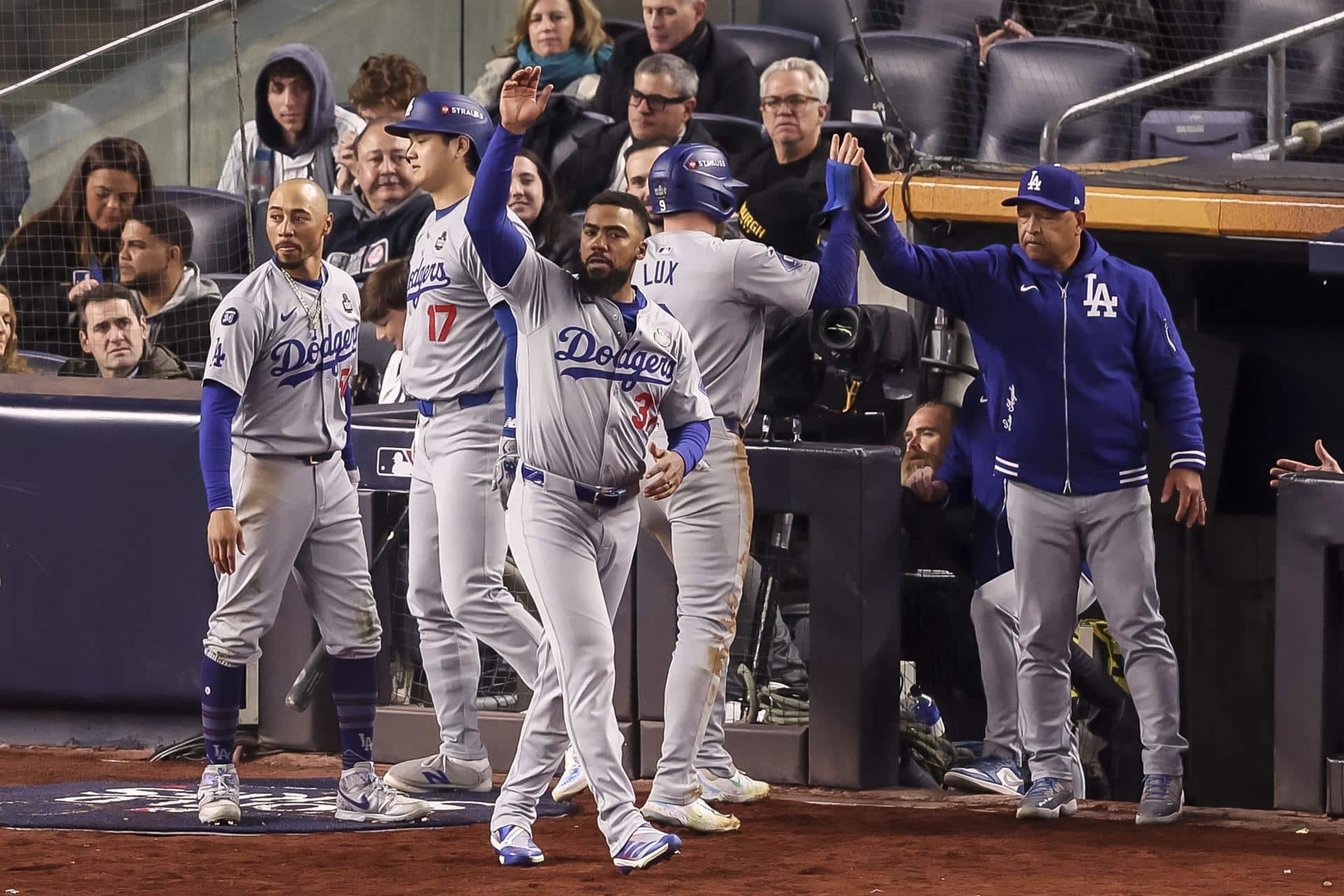 El banco de los Dodgers de Los Angeles celebra un sencillo impulsador de Enrique Hernandez ante los Yanquis de Nueva York durante el tercer juego de la Serie Mundial. EFE/SARAH YENESEL