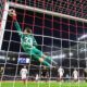 El potero del Stuttgart Alexander Nuebel concede el 1-1 durante el partido de la segunda jornada de la UEFA Champions League que han jugado VFB Stuttgart y Sparta Prague, en Stuttgart, Alemania. EFE/EPA/ANNA SZILAGYI