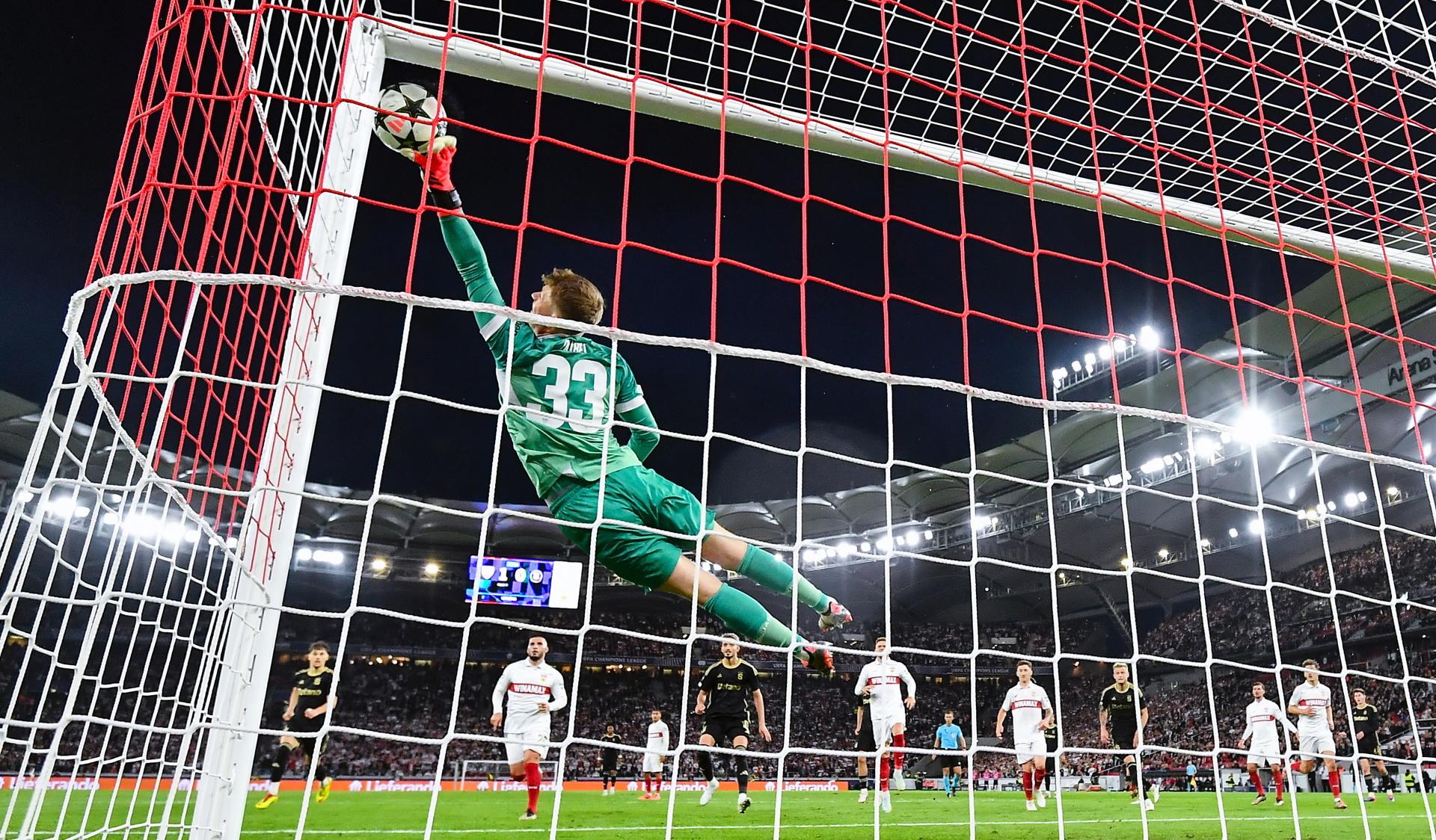 El potero del Stuttgart Alexander Nuebel concede el 1-1 durante el partido de la segunda jornada de la UEFA Champions League que han jugado VFB Stuttgart y Sparta Prague, en Stuttgart, Alemania. EFE/EPA/ANNA SZILAGYI