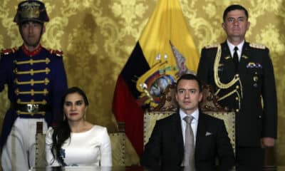 Fotografía de archivo del 23 de noviembre de 2023 del presidente de Ecuador, Daniel Noboa (d), junto a la vicepresidenta, Verónica Abad (i), en un acto protocolario en el Palacio de Carondeletale en Quito (Ecuador). EFE/ José Jácome