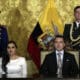 Fotografía de archivo del 23 de noviembre de 2023 del presidente de Ecuador, Daniel Noboa (d), junto a la vicepresidenta, Verónica Abad (i), en un acto protocolario en el Palacio de Carondeletale en Quito (Ecuador). EFE/ José Jácome