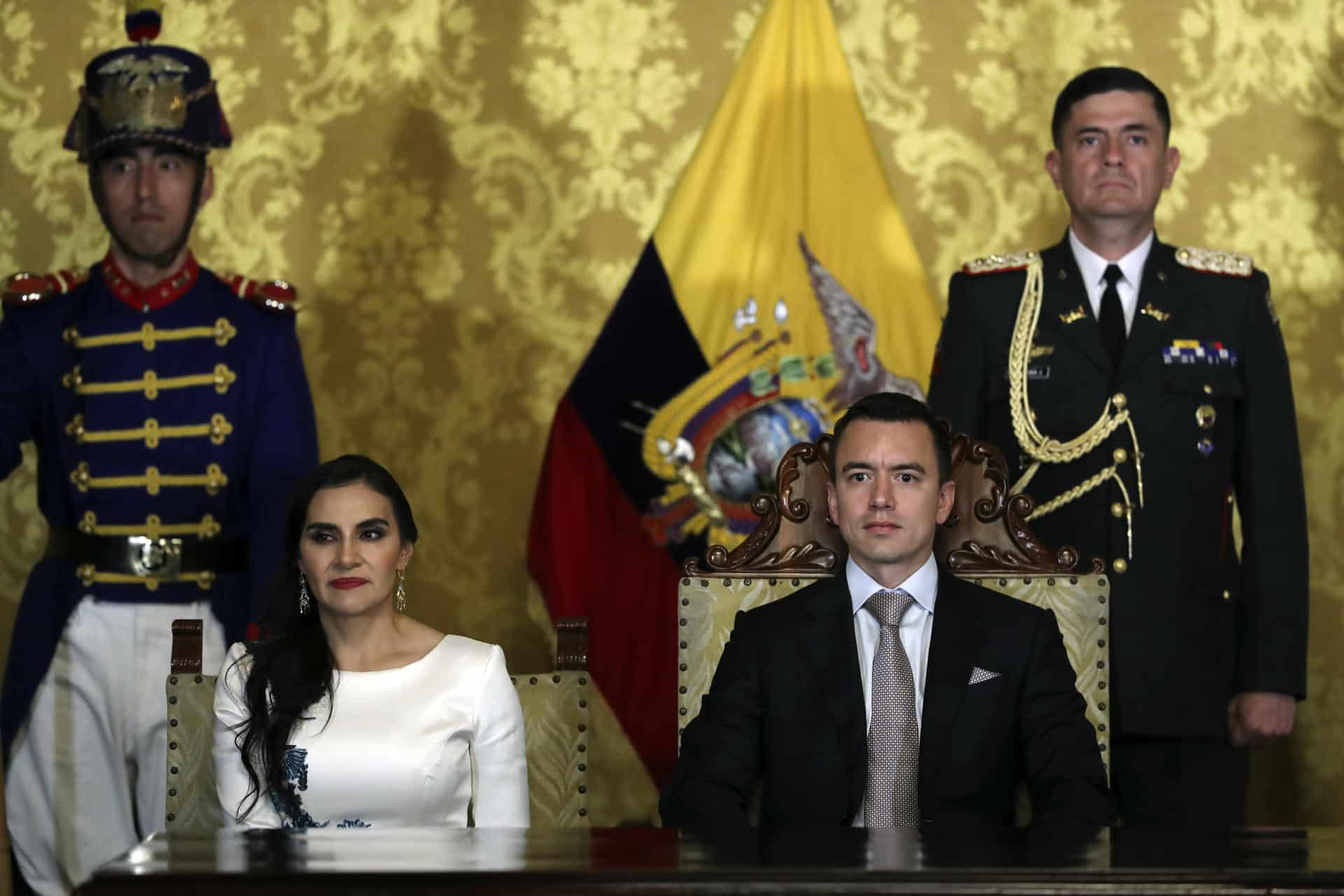 Fotografía de archivo del 23 de noviembre de 2023 del presidente de Ecuador, Daniel Noboa (d), junto a la vicepresidenta, Verónica Abad (i), en un acto protocolario en el Palacio de Carondeletale en Quito (Ecuador). EFE/ José Jácome