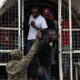 Fotografía de archivo en donde se ve un camión de la Dirección General de Migración dominicana en la frontera con decenas de ciudadanos haitianos. EFE/ Orlando Barría