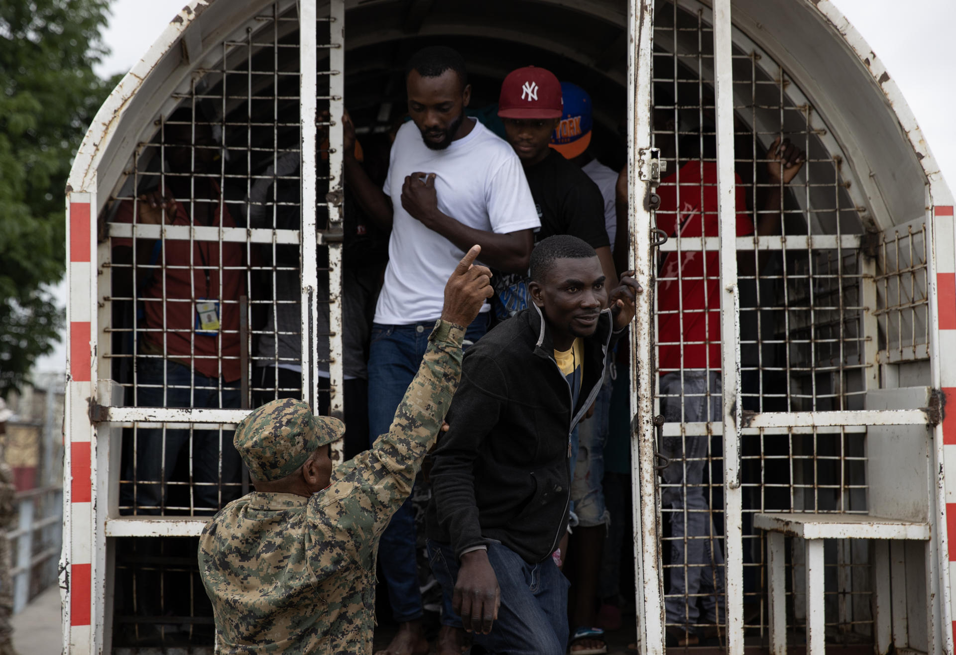 Fotografía de archivo en donde se ve un camión de la Dirección General de Migración dominicana en la frontera con decenas de ciudadanos haitianos. EFE/ Orlando Barría