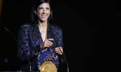 La delantera española Jennifer Hermoso recibe el Premio Sócrates a la labor humanitaria destacada de un futbolista en todo el mundo durante la ceremonia del Balón de Oro 2024 en el Teatro du Chatelet de París, Francia, el 28 de octubre de 2024. EFE/EPA/MOHAMMED BADRA