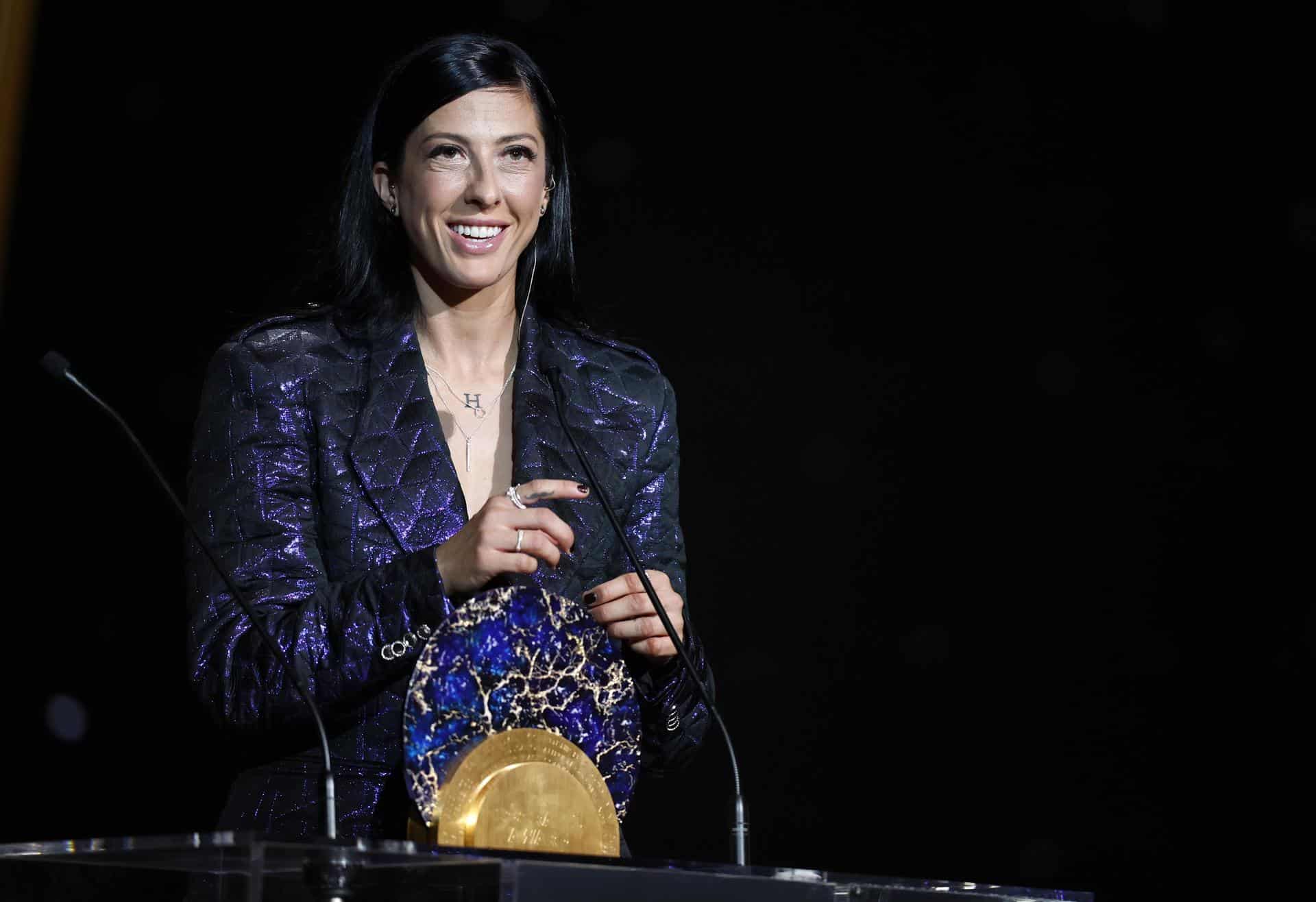 La delantera española Jennifer Hermoso recibe el Premio Sócrates a la labor humanitaria destacada de un futbolista en todo el mundo durante la ceremonia del Balón de Oro 2024 en el Teatro du Chatelet de París, Francia, el 28 de octubre de 2024. EFE/EPA/MOHAMMED BADRA