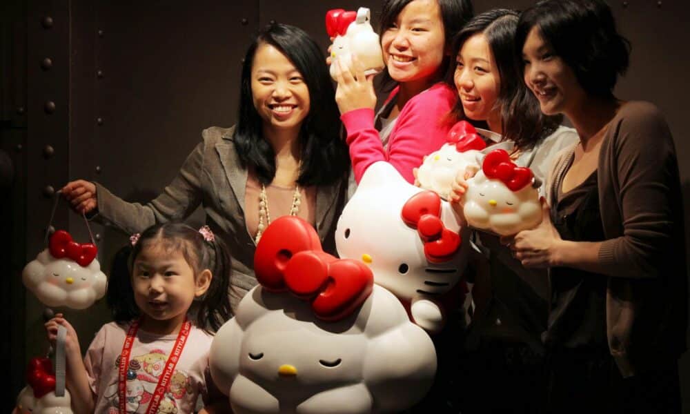 Un grupo de jóvenes posan en el laboratorio de Hello Kitty en Hong Kong, el 12 de agosto de 2009. EFE/YM YIK