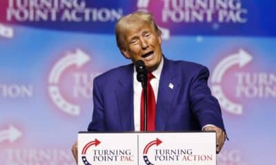 Fotografía de archivo en donde se ve al candidato presidencial estadounidense por el partido republicano, el expresidente Donald Trump, durante un acto de camapaña celebrado en el UNLV Thomas & Mack Center de Las Vegas, Nevada, Estados Unidos. EFE/ Caroline Brehman