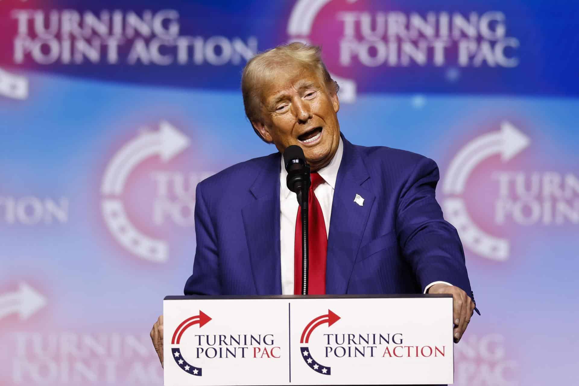 Fotografía de archivo en donde se ve al candidato presidencial estadounidense por el partido republicano, el expresidente Donald Trump, durante un acto de camapaña celebrado en el UNLV Thomas & Mack Center de Las Vegas, Nevada, Estados Unidos. EFE/ Caroline Brehman