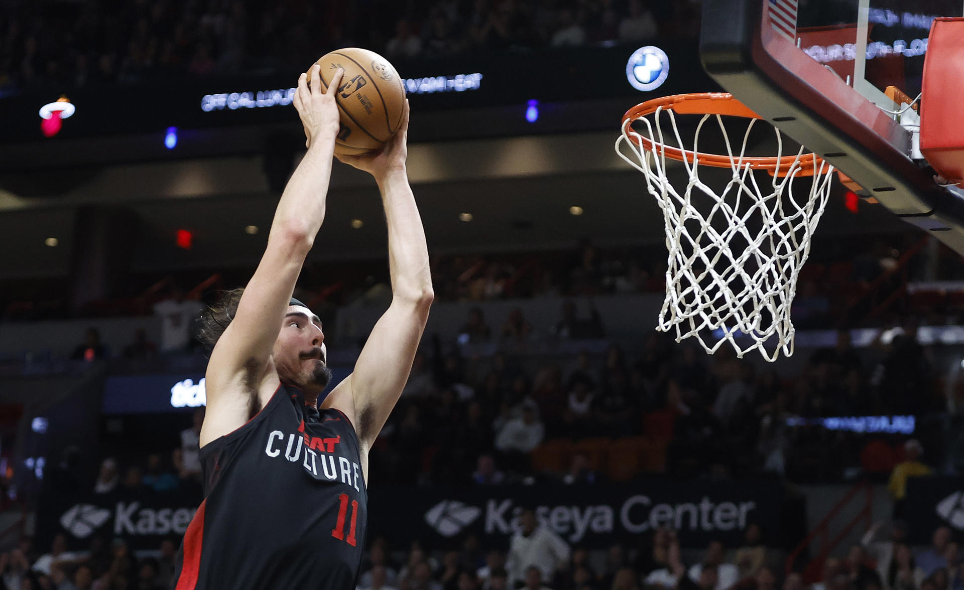 El guardia del Miami Heat, Jaime Jaquez Jr., lanza durante la segunda mitad del partido de baloncesto de la NBA entre el Miami Heat y los Chicago Bulls en el Kaseya Center de Miami, Florida (EE.UU.). Archivo. EFE/Rhona Wise