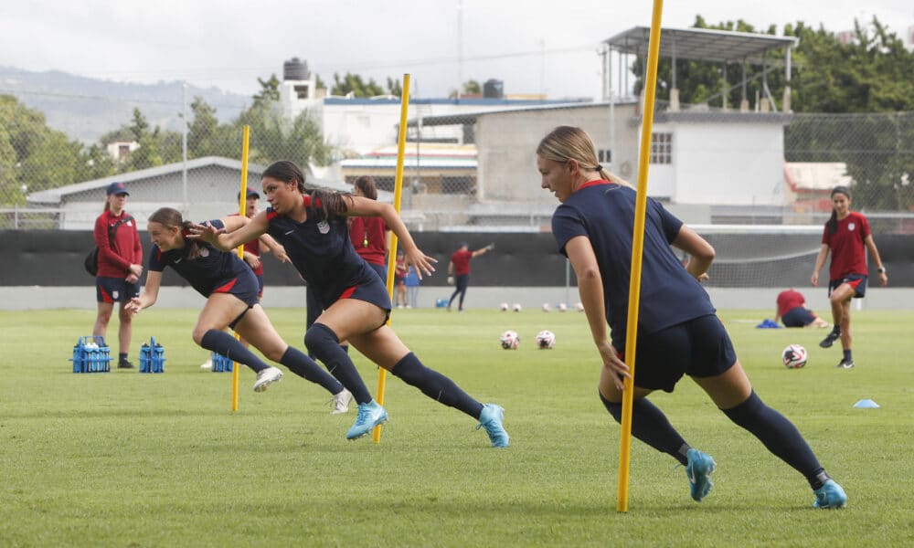 Jugadoras de la selección sub-17 de Estados Unidos en un entrenamiento en el Parque Central de Santiago de los Caballeros. EFE/ Diana Sánchez