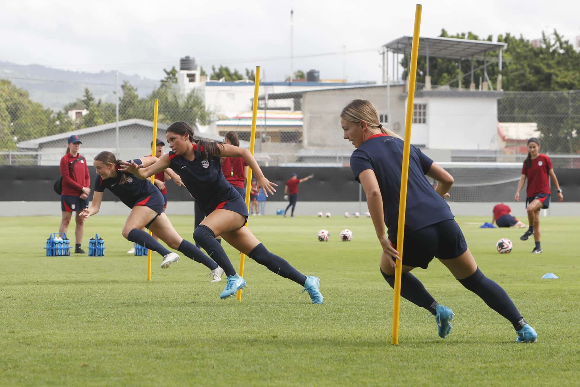 Jugadoras de la selección sub-17 de Estados Unidos en un entrenamiento en el Parque Central de Santiago de los Caballeros. EFE/ Diana Sánchez