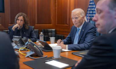 Fotografía cedida por la Casa Blanca del presidente estadounidense, Joe Biden (d), y la vicepresidenta, Kamala Harris, durante una reunión con su equipo de seguridad nacional este martes en La Casa Blanca en Washington (EE.UU.). Estados Unidos movilizó su poder militar para ayudar a Israel a interceptar los cerca de 200 misiles lanzados por Irán contra ese país, cuyo impacto sobre el terreno, según las autoridades estadounidenses, fue limitado, pero tendrá consecuencias para Teherán. EFE/La Casa Blanca /SOLO USO EDITORIAL/SOLO DISPONIBLE PARA ILUSTRAR LA NOTICIA QUE ACOMPAÑA (CRÉDITO OBLIGATORIO)