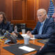 Fotografía cedida por la Casa Blanca del presidente estadounidense, Joe Biden (d), y la vicepresidenta, Kamala Harris, durante una reunión con su equipo de seguridad nacional este martes en La Casa Blanca en Washington (EE.UU.). Estados Unidos movilizó su poder militar para ayudar a Israel a interceptar los cerca de 200 misiles lanzados por Irán contra ese país, cuyo impacto sobre el terreno, según las autoridades estadounidenses, fue limitado, pero tendrá consecuencias para Teherán. EFE/La Casa Blanca /SOLO USO EDITORIAL/SOLO DISPONIBLE PARA ILUSTRAR LA NOTICIA QUE ACOMPAÑA (CRÉDITO OBLIGATORIO)