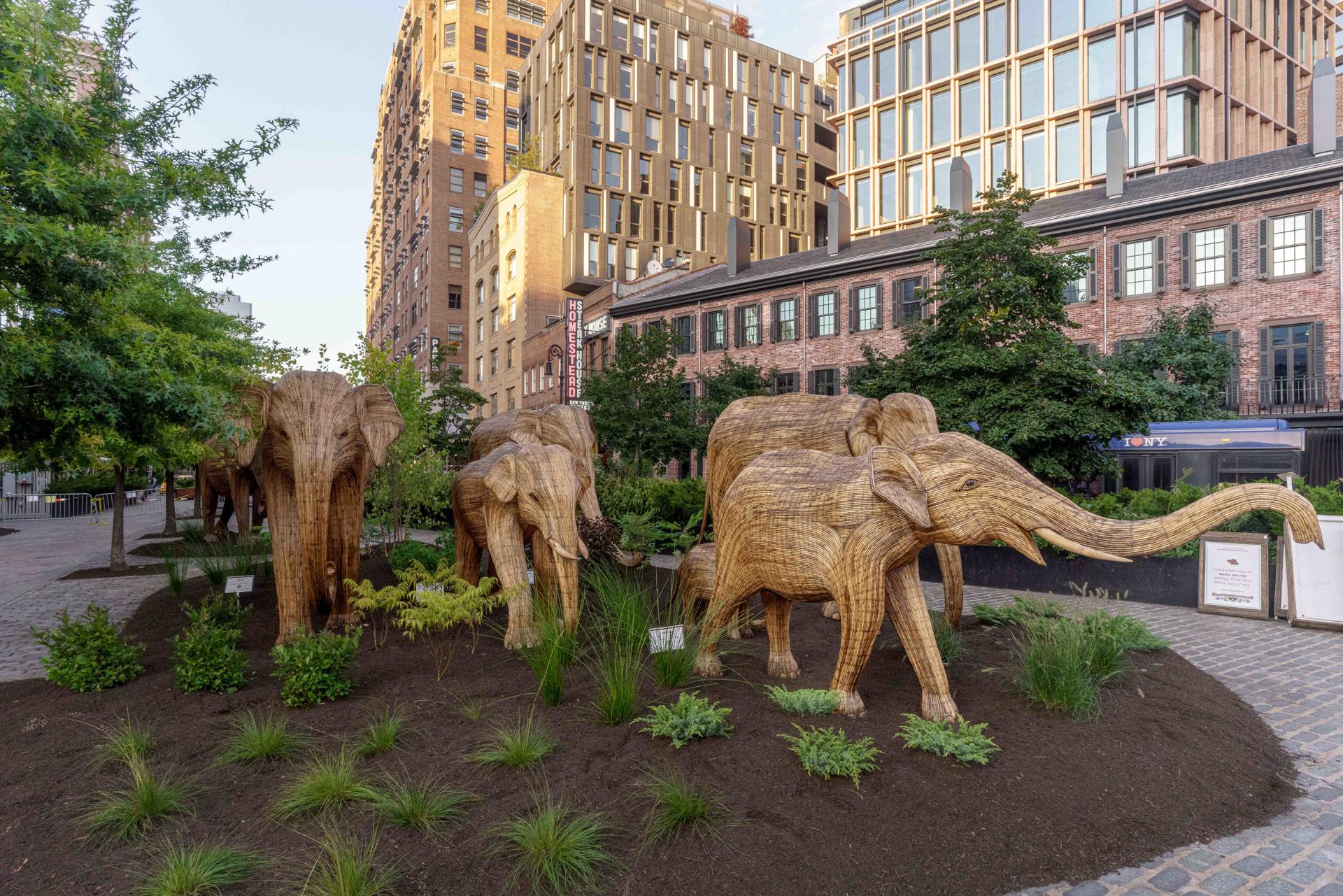 Fotografía sin fecha específica, cedida por Mark Warne, muestra la instalación de elefantes indios de la exposición 'The Great Elephant Migration', durante su inauguración en Nueva York (EE.UU.). EFE/ Mark Warne