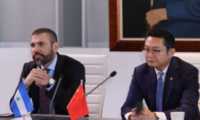 Fotografía cedida por la Presidencia de Nicaragua del asesor presidencial para la Promoción de Inversiones, Comercio y Cooperación Internacional, Laureano Ortega (i), y el director de la empresa China Communications Construction Company Limited (CCCC) para Nicaragua, Xiaobing Zhao durante la firma de contratos este jueves, en Managua para la construcción de una planta fotovaltaica por un coste de 83 millones de dólares y que será utilizada para mejorar los servicios de agua potable en el país. EFE/ Presidencia de Nicaragua