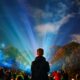 Un grupo de personas observa el Festival de las Luces el pasado viernes frente a la Catedral de Berlín (Alemania). EFE/EPA/HANNIBAL HANSCHKE