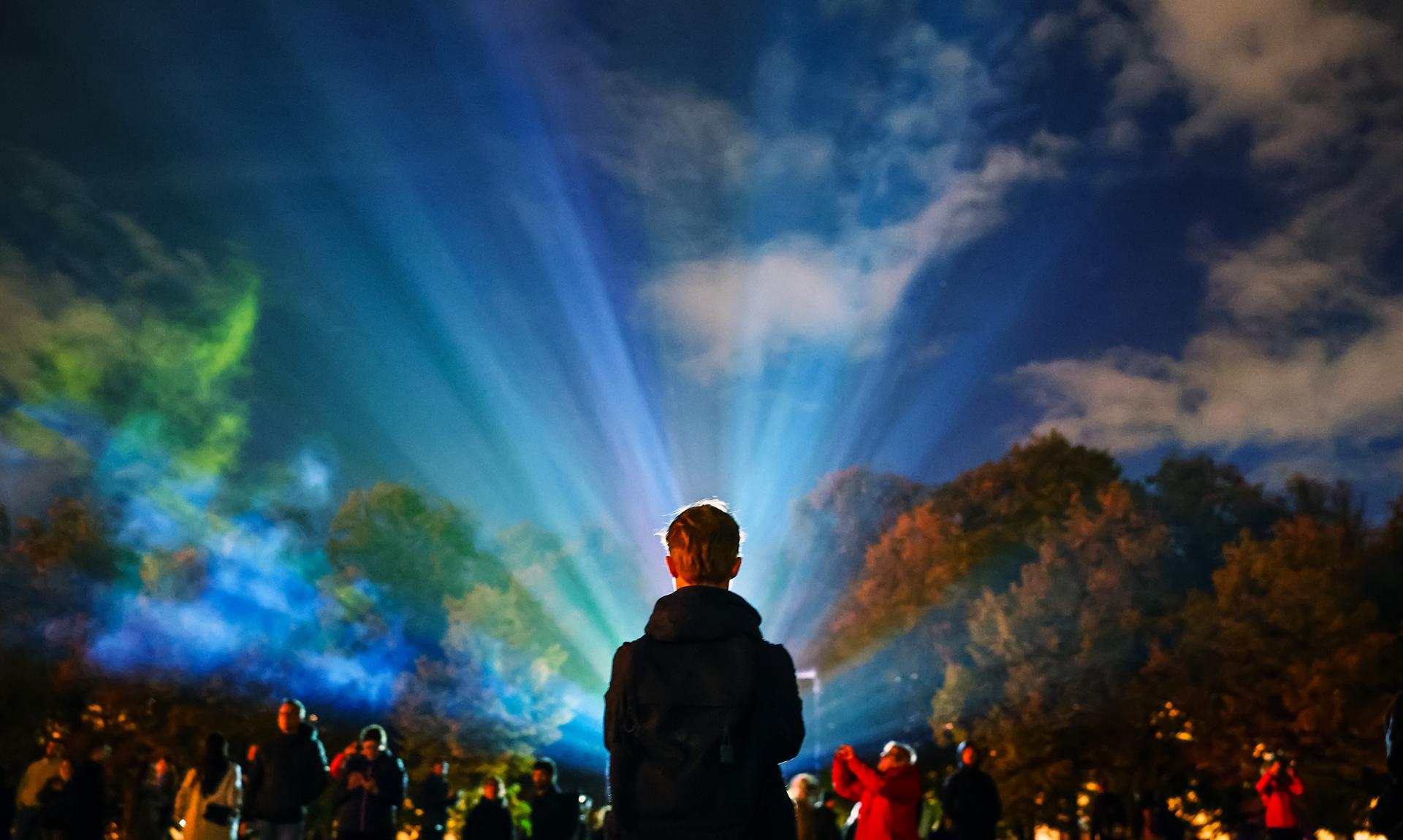 Un grupo de personas observa el Festival de las Luces el pasado viernes frente a la Catedral de Berlín (Alemania). EFE/EPA/HANNIBAL HANSCHKE