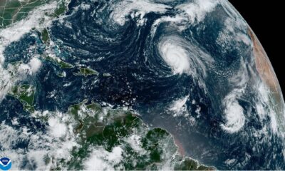 Fotografía satelital cedida este viernes por la Oficina Nacional de Administración Oceánica y Atmosférica (NOAA) a través del Centro Nacional de Huracanes (NHC) estadounidense donde se muestra la localización del huracán Kirk y la tormenta tropical Leslie en el Atlántico. EFE/NOAA-NHC