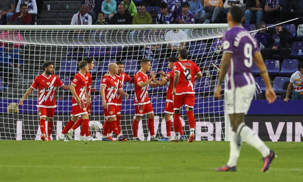 Los jugadores del Rayo celebran el gol de Jorge De Frutos, durante el partido de la novena jornada de LaLiga EA Sports disputado entre el Real Valladolid y el Rayo Vallecano en el estadio José Zorrilla de Valladolid. EFE/R. García