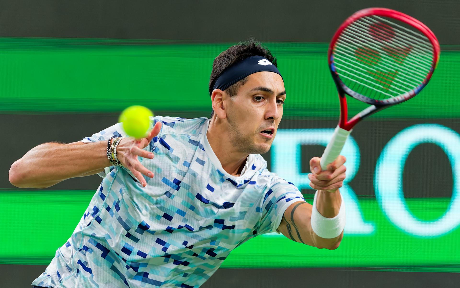 El tenista chileno Alejandro Tabiloen su aprtido de tercera ronda del Shanghai Mastersen Shanghai, China. EFE/EPA/ALEX PLAVEVSKI