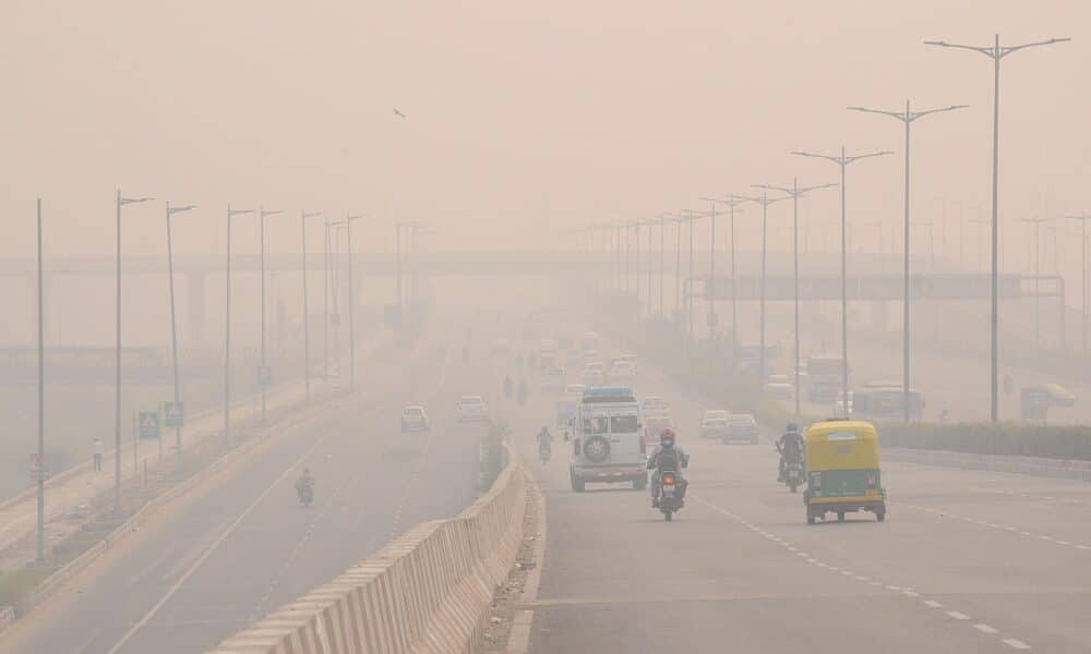 Vehículos circulan entre la niebla mezclada con humo en Nueva Delhi, la India, en una imagen de archivo. EFE/ Str