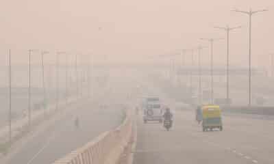 Vehículos circulan entre la niebla mezclada con humo en Nueva Delhi, la India, en una imagen de archivo. EFE/ Str