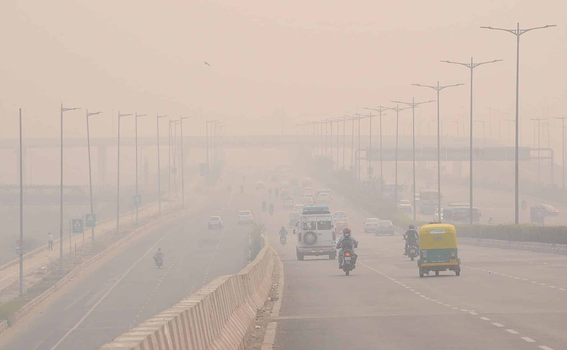 Vehículos circulan entre la niebla mezclada con humo en Nueva Delhi, la India, en una imagen de archivo. EFE/ Str