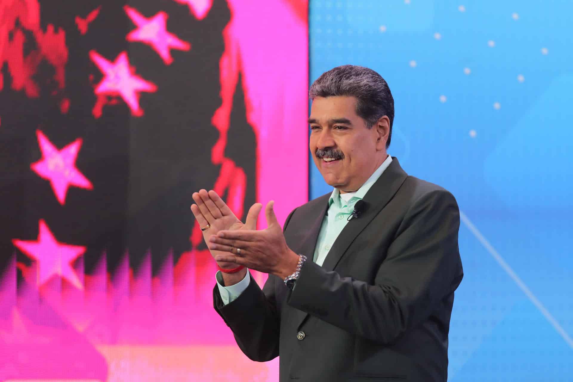 Fotografía cedida por Prensa Miraflores del presidente de Venezuela, Nicolás Maduro, en su programa de televisión semanal, "Con Maduro +", en Caracas (Venezuela). EFE/ Prensa Miraflores