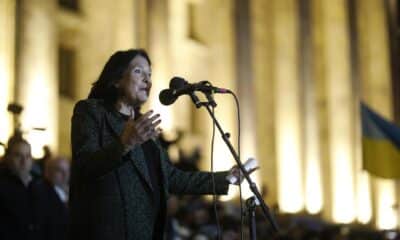 La presidenta georgiana, Salomé Zourabichvili, habla durante una protesta en Tbilisi, Georgia, el 28 de octubre de 2024, en oposición a los resultados de las elecciones parlamentarias celebradas el 26 de octubre. Casi 20 partidos compitieron por escaños en el máximo órgano legislativo del país, que comprende 150 diputados. El partido gobernante Sueño Georgiano, en el poder desde hace 12 años, ganó con el 54,3 por ciento de los votos. En respuesta, varios partidos anunciaron un boicot al parlamento y la opositora Coalición para el Cambio rechazó tanto los mandatos parlamentarios como la financiación estatal. (Elecciones, Protestas) EFE/EPA/DAVID MDZINARISHVILI