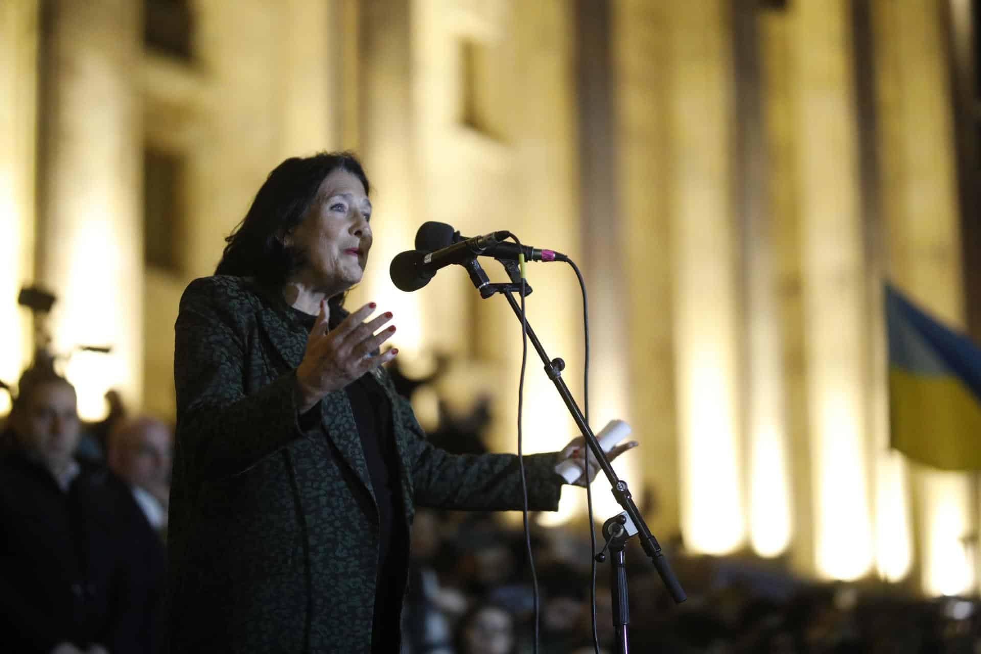 La presidenta georgiana, Salomé Zourabichvili, habla durante una protesta en Tbilisi, Georgia, el 28 de octubre de 2024, en oposición a los resultados de las elecciones parlamentarias celebradas el 26 de octubre. Casi 20 partidos compitieron por escaños en el máximo órgano legislativo del país, que comprende 150 diputados. El partido gobernante Sueño Georgiano, en el poder desde hace 12 años, ganó con el 54,3 por ciento de los votos. En respuesta, varios partidos anunciaron un boicot al parlamento y la opositora Coalición para el Cambio rechazó tanto los mandatos parlamentarios como la financiación estatal. (Elecciones, Protestas) EFE/EPA/DAVID MDZINARISHVILI