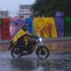 Un hombre protegido con capa maneja su moto en medio de un fuerte aguacero en la población de Tizimin, en el estado de Yucatán (México). Archivo. EFE/ Cuauhtemoc Moreno