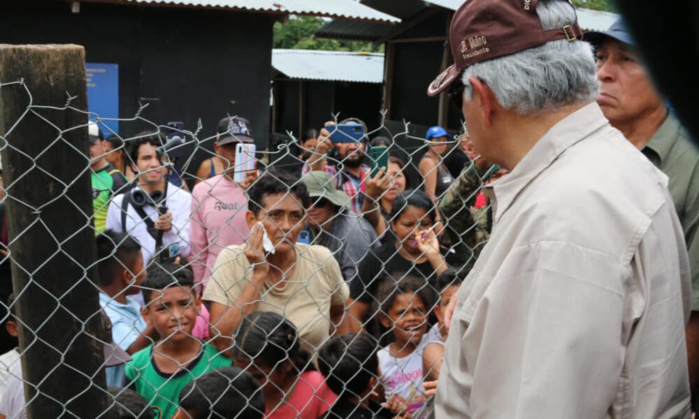 Fotografía de archivo del 28 de julio de 2024 del presidente de Panamá, José Raúl Mulino (d), saludando a migrantes en el albergue de Lajas Blancas, en Darién (Panamá). EFE/ Moncho Torres