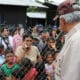 Fotografía de archivo del 28 de julio de 2024 del presidente de Panamá, José Raúl Mulino (d), saludando a migrantes en el albergue de Lajas Blancas, en Darién (Panamá). EFE/ Moncho Torres